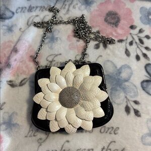 Brighton Sunny Days white daisy coin purse/evening bag EUC with detachable chain